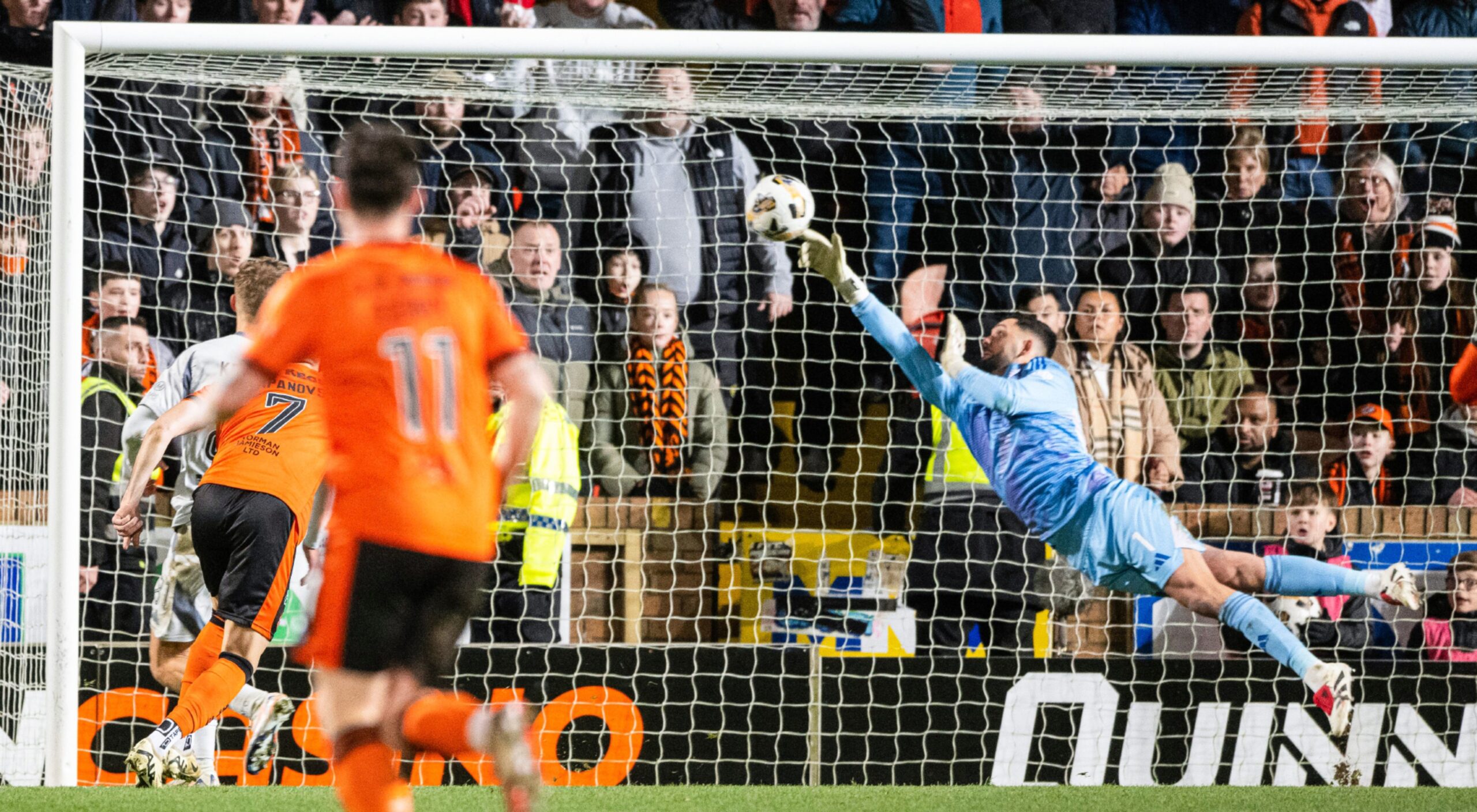 Dundee United's Kristijan Trapanovski (L) takes a shot but it's saved by Aberdeen's Dimitar Mitov. Image: SNS 