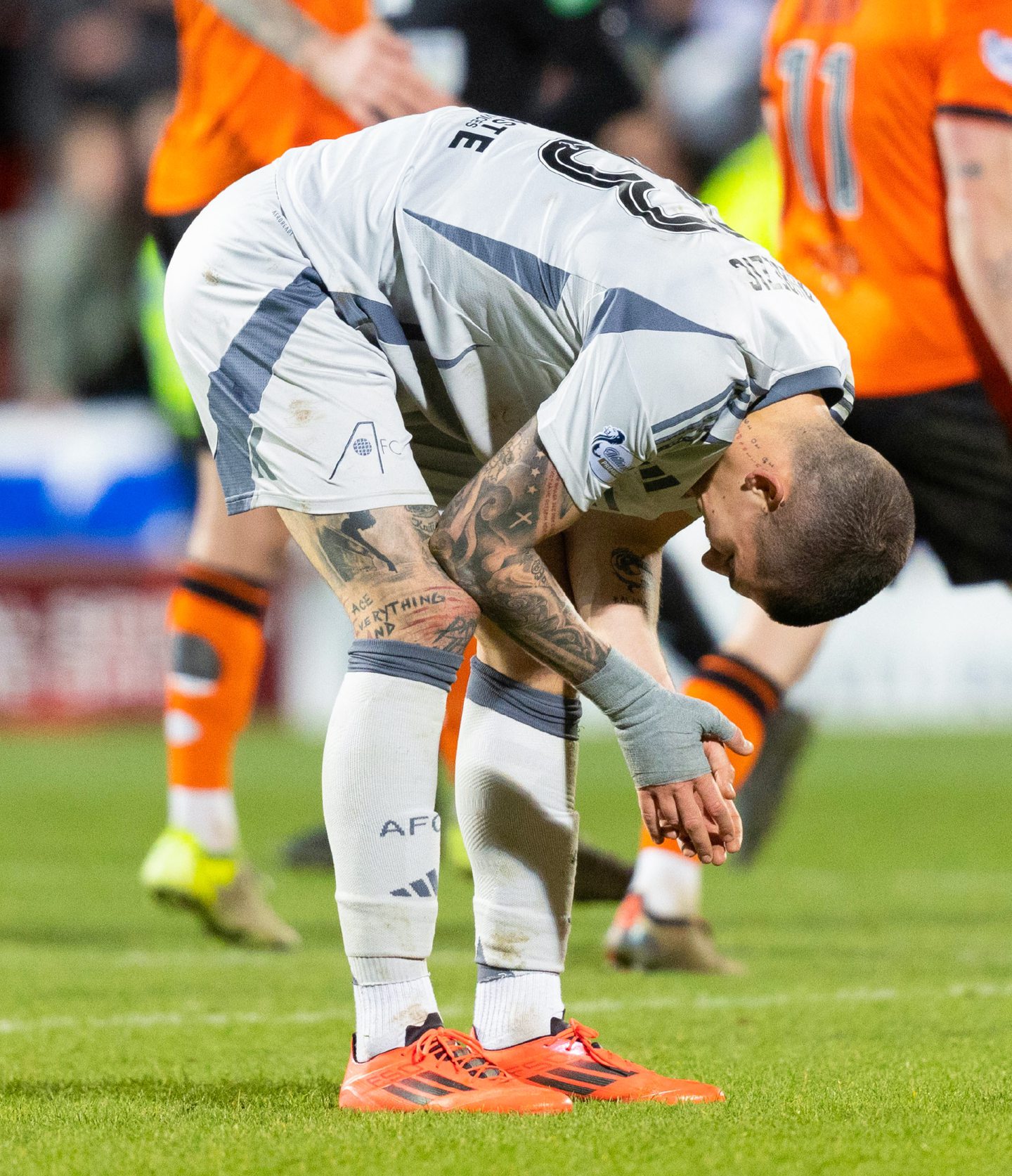 Aberdeen's Slobodan Rubezic looks dejected as his headed effort goes over the target against Dundee United. Image: SNS 