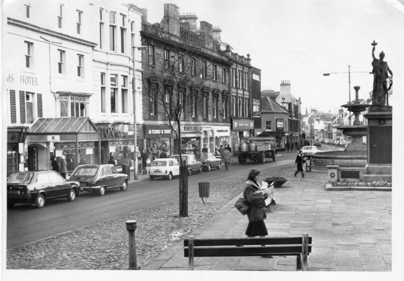 Elgin High Street on December 5, 1977.  The glass canopy can be clearly seen at the Gordon Arms Hotel.