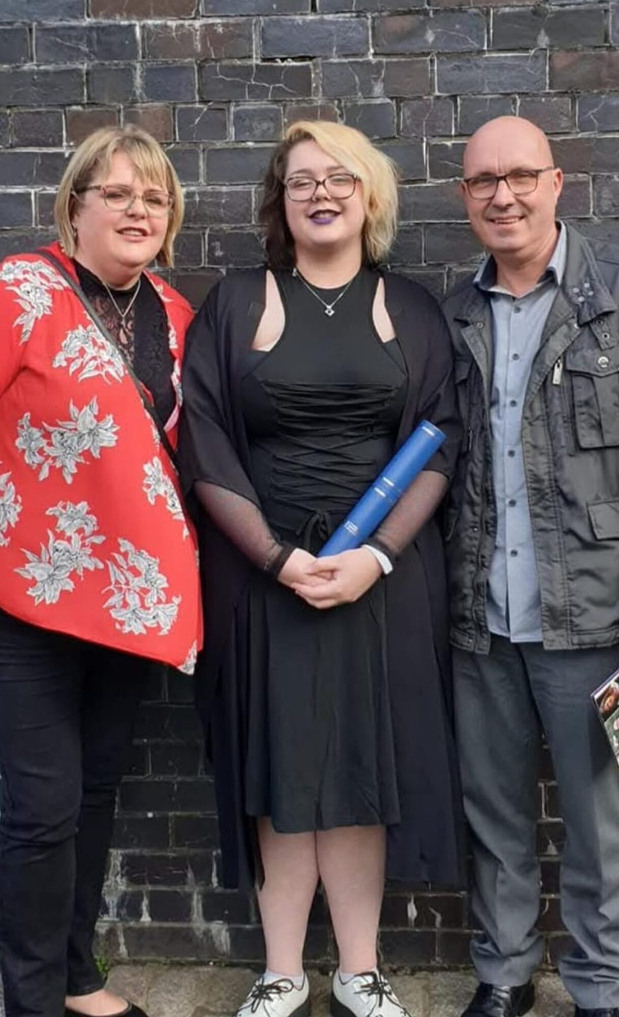 Shavonne Connor (middle) with mum Debbie and her stepdad Brian