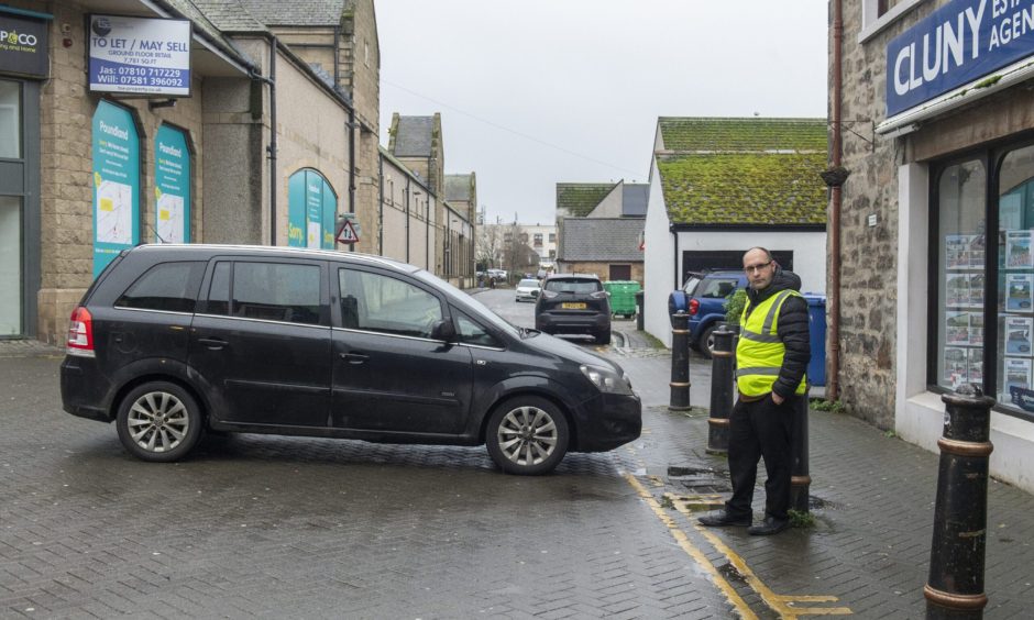 Car on double yellow lines on Thunderton Place. 