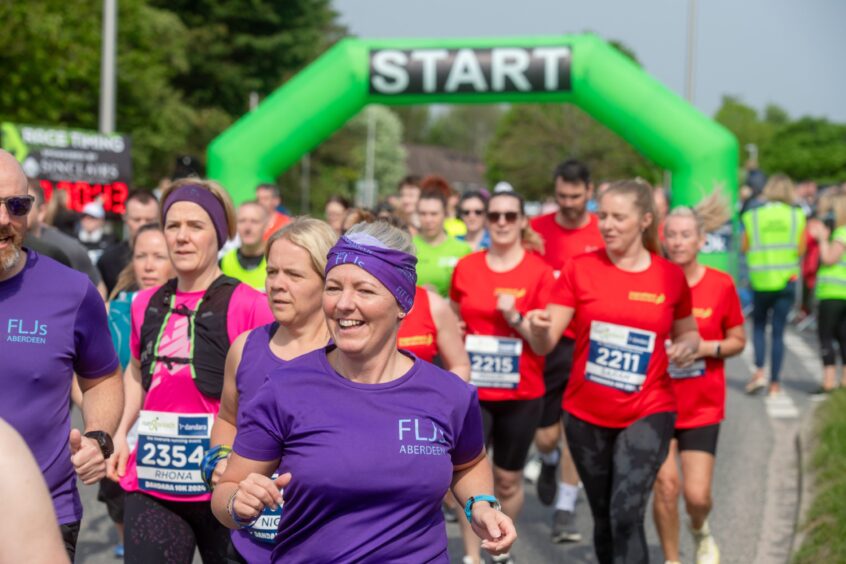 lots of runners near the start of Run Garioch