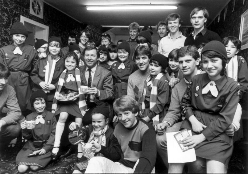 Alex Ferguson and Gordon Strachan are among the players who pose for a picture with the Brownies