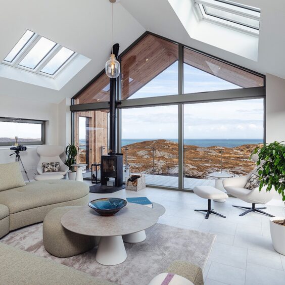 The livingroom has views over the sea. 