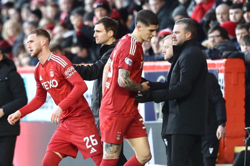 Aberdeen centre-back Slobodan Rubezic is substituted off by manager Jimmy Thelin (right) in the first-half. Image: Shutterstock