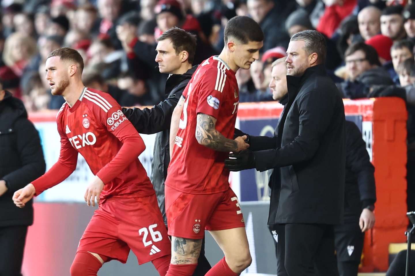 Aberdeen centre-back Slobodan Rubezic is substituted off by manager Jimmy Thelin (right) in the first-half. Image: Shutterstock 