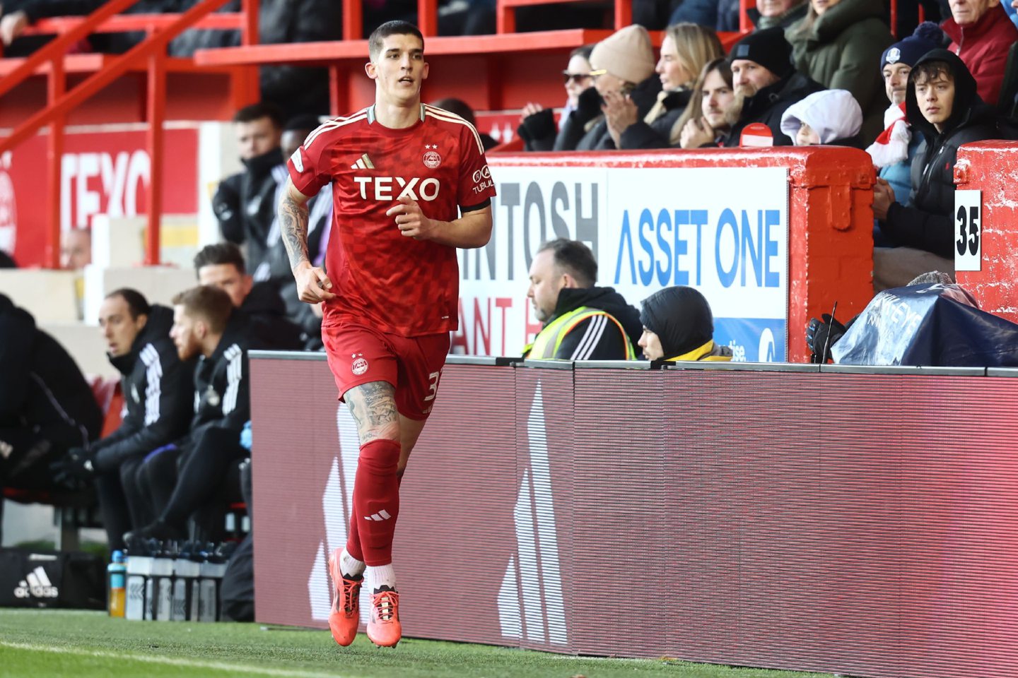 Aberdeen defender Slobodan Rubezic goes straight dowfn the tunnel after being substituted after 39 minutes in the 3-0 loss to St Mirren. Image: Shutterstock