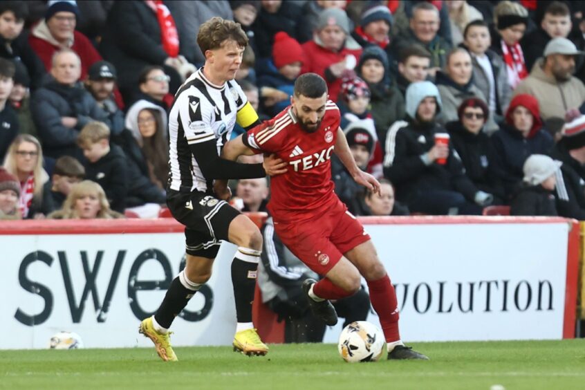 Graeme Shinnie (4) of Aberdeen fights for possession in the 3-0 loss to St Mirren at Pittodrie. Image: SNS