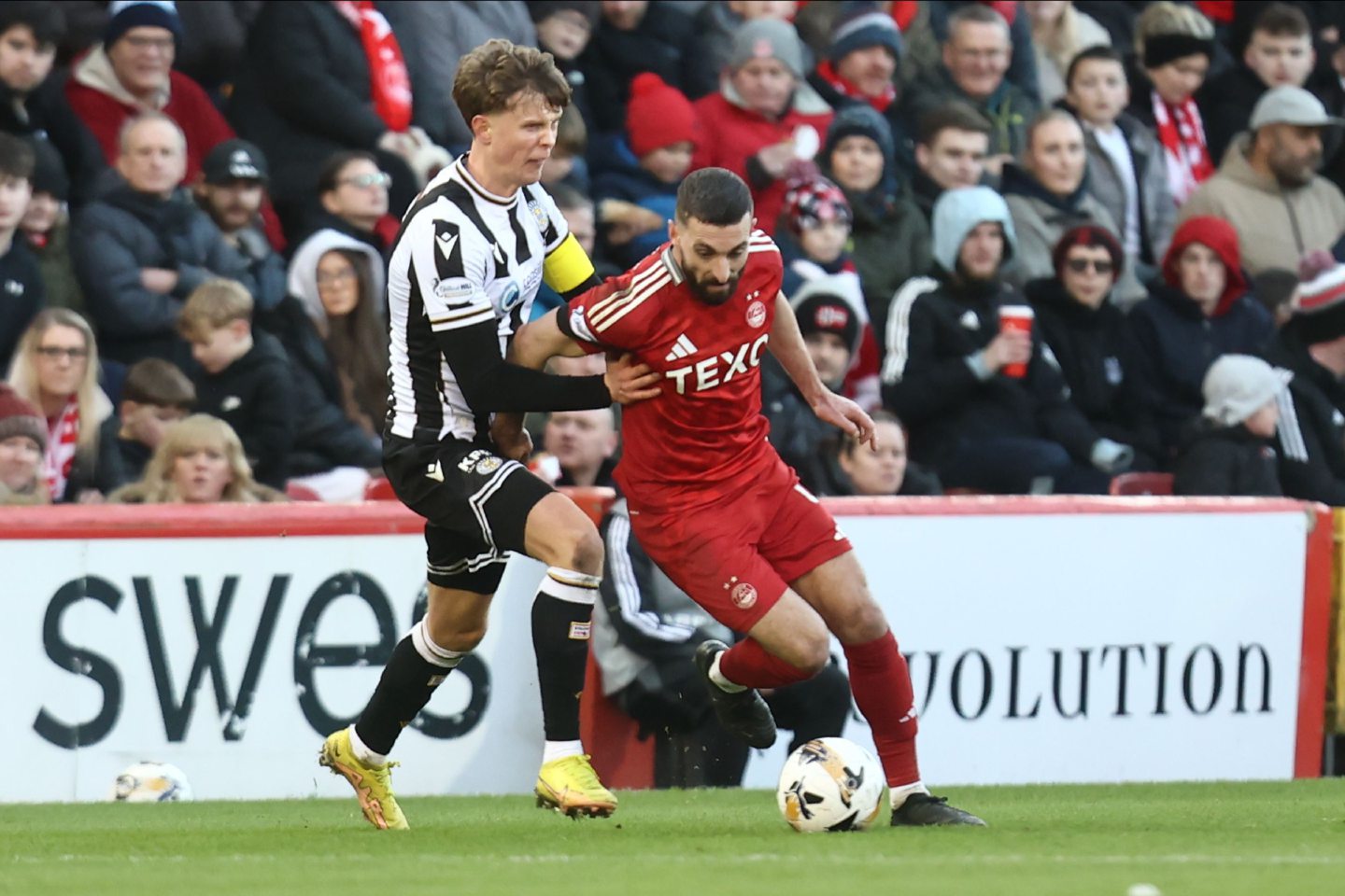 Graeme Shinnie (4) of Aberdeen fights for possession in the 3-0 loss to St Mirren at Pittodrie. Image: SNS 