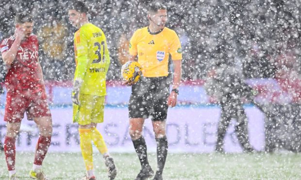 Aberdeen's Ross Doohan, left, and referee David Dickinson as play is stopped due to the snow. Image: SNS.