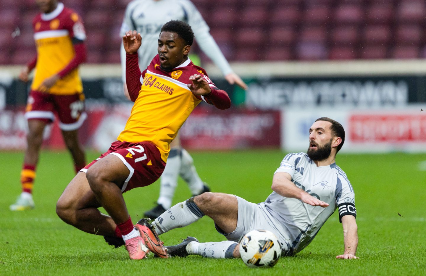 Aberdeen's Graeme Shinnie (R) and Motherwerll's Marvin Kaleta in action. Image; SNS 