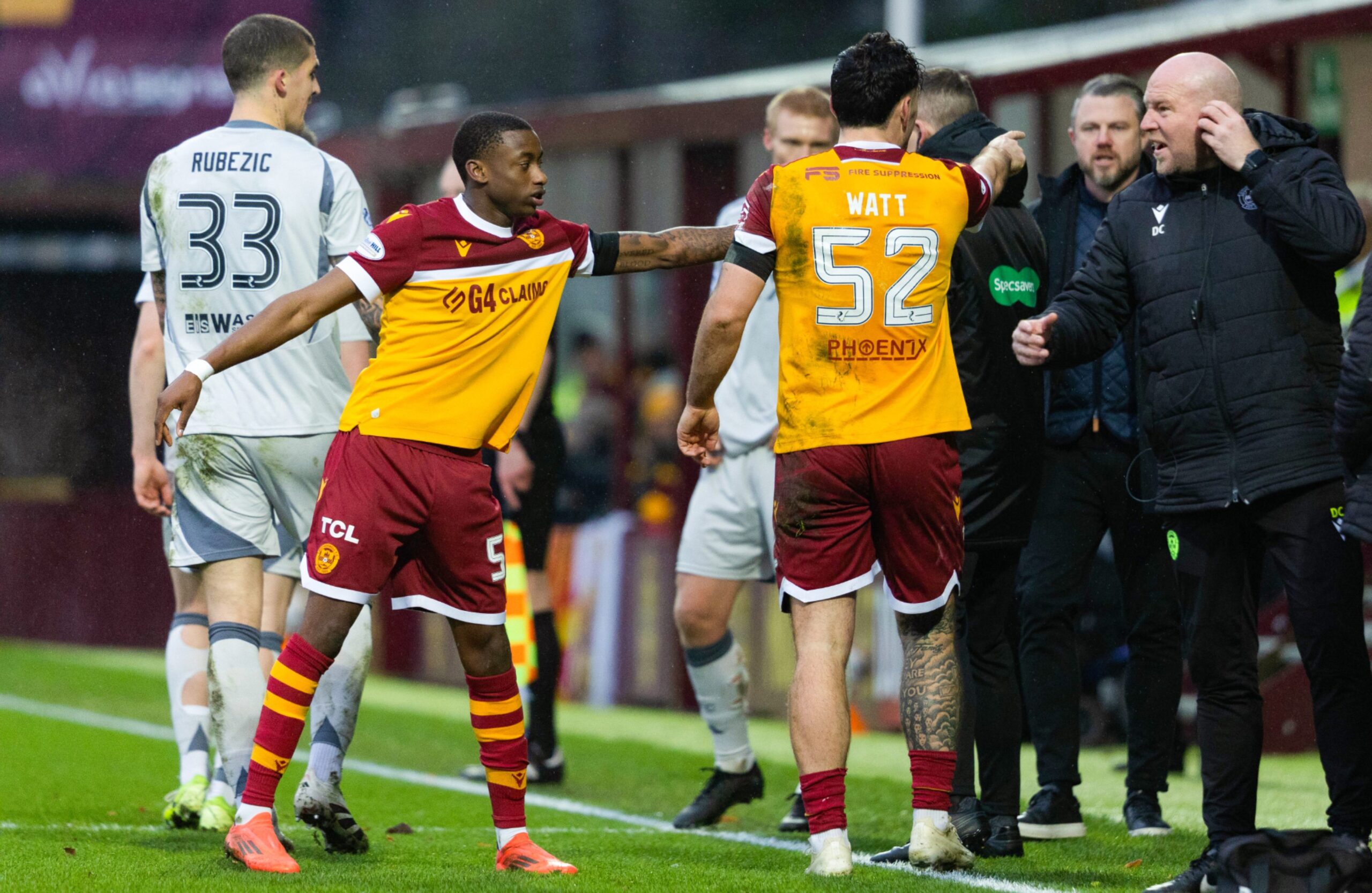  Motherwells Tony Watt (R) and Aberdeen's Slobodan Rubezic (L) following a confrontation that leads to Rubezic being sent off. Image: SNS 