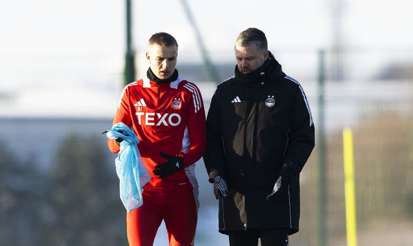 Aberdeen Manager Jimmy Thelin and Topi Keskinen during a training session at Cormack Park Image: SNS 