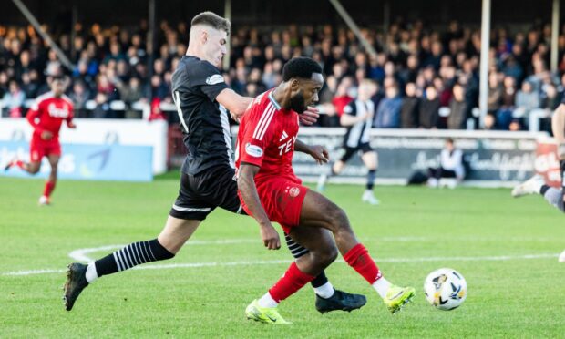 Aberdeen's Shayden Morris has a shot during the Scottish Cup tie at Elgin City. Image; SNS