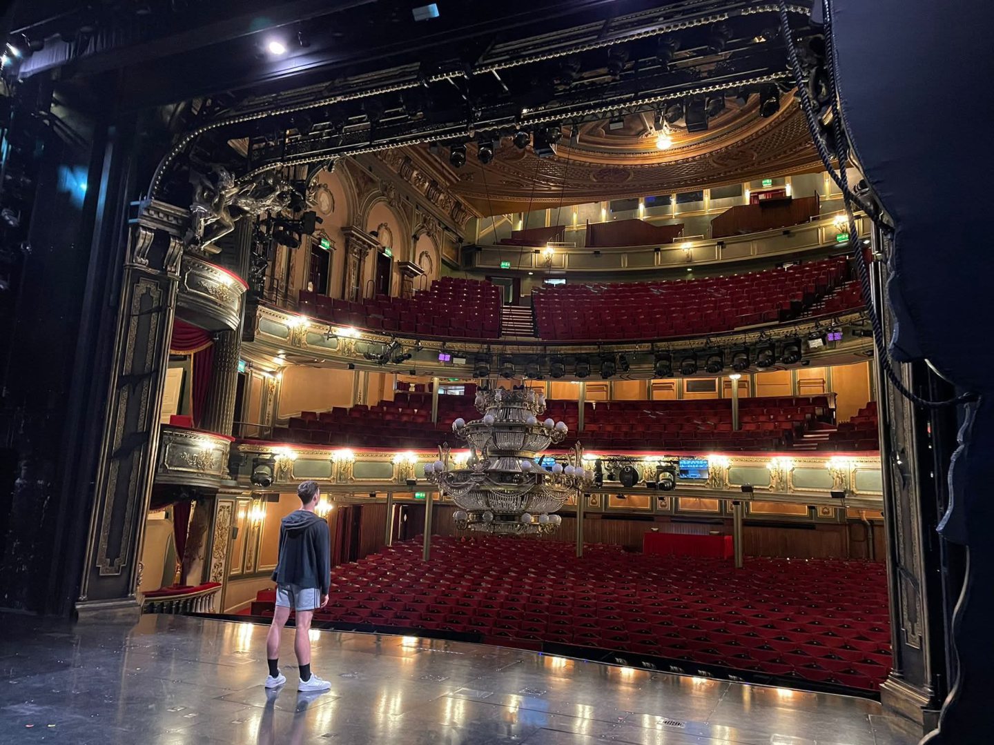 Jonathan Milton on stage a His Majesty's theatre, London, Phantom of the Opera