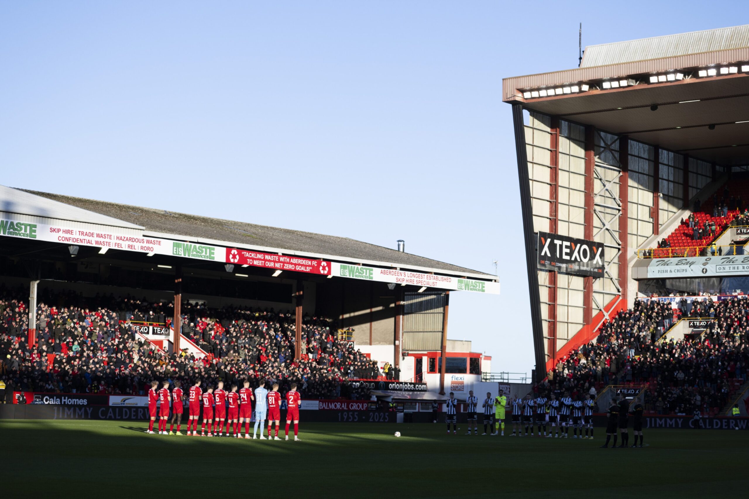 A minute's Applause is held for former Aberdeen manager Jimmy Calderwood during the Premiership match against St Mirren at Pittodrie. Image: SNS 