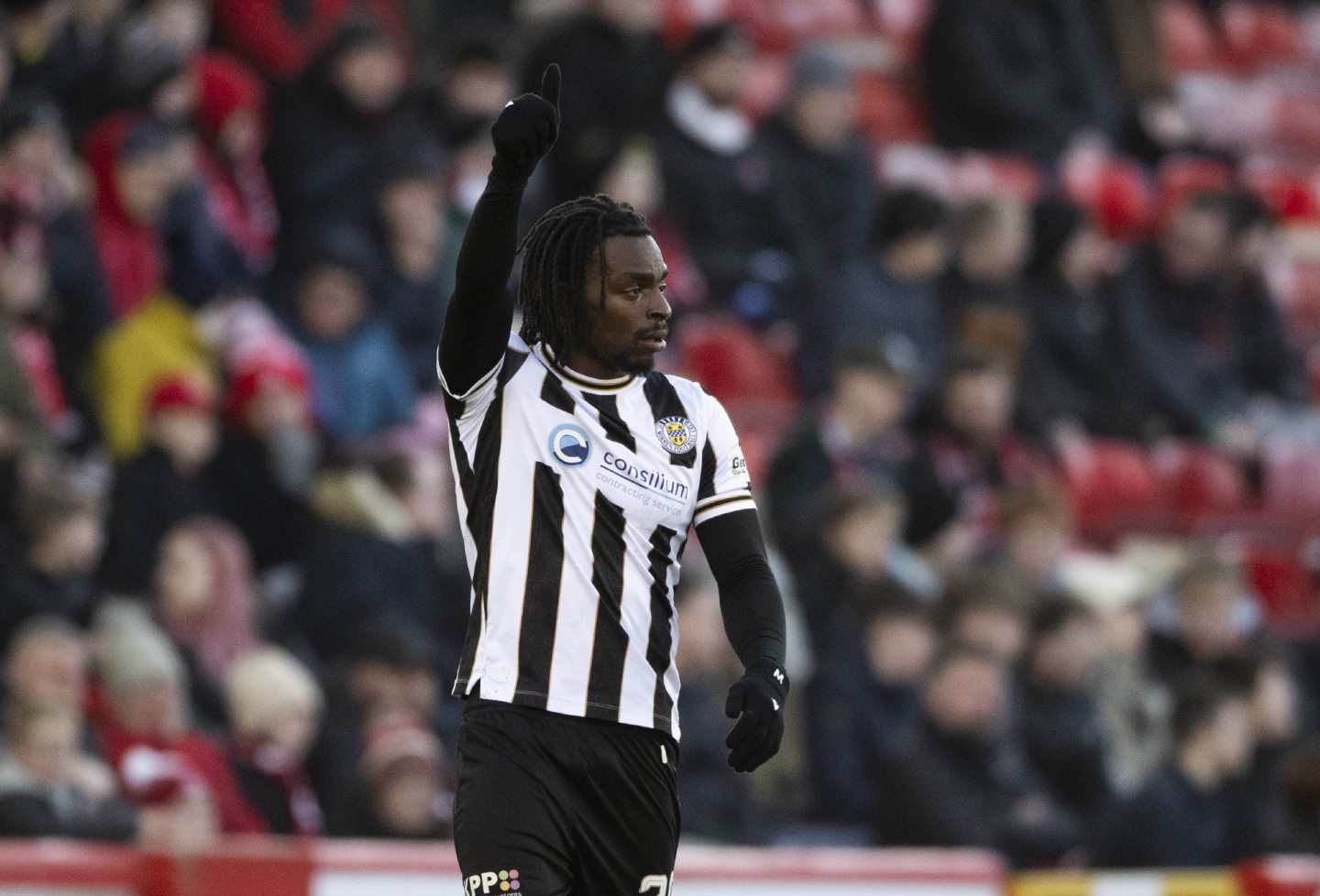 St MIrren'S Toyosi Olusanya celebrates after scoring to make it 1-0 against Aberdeen at Pittodrie. Imager SNS 