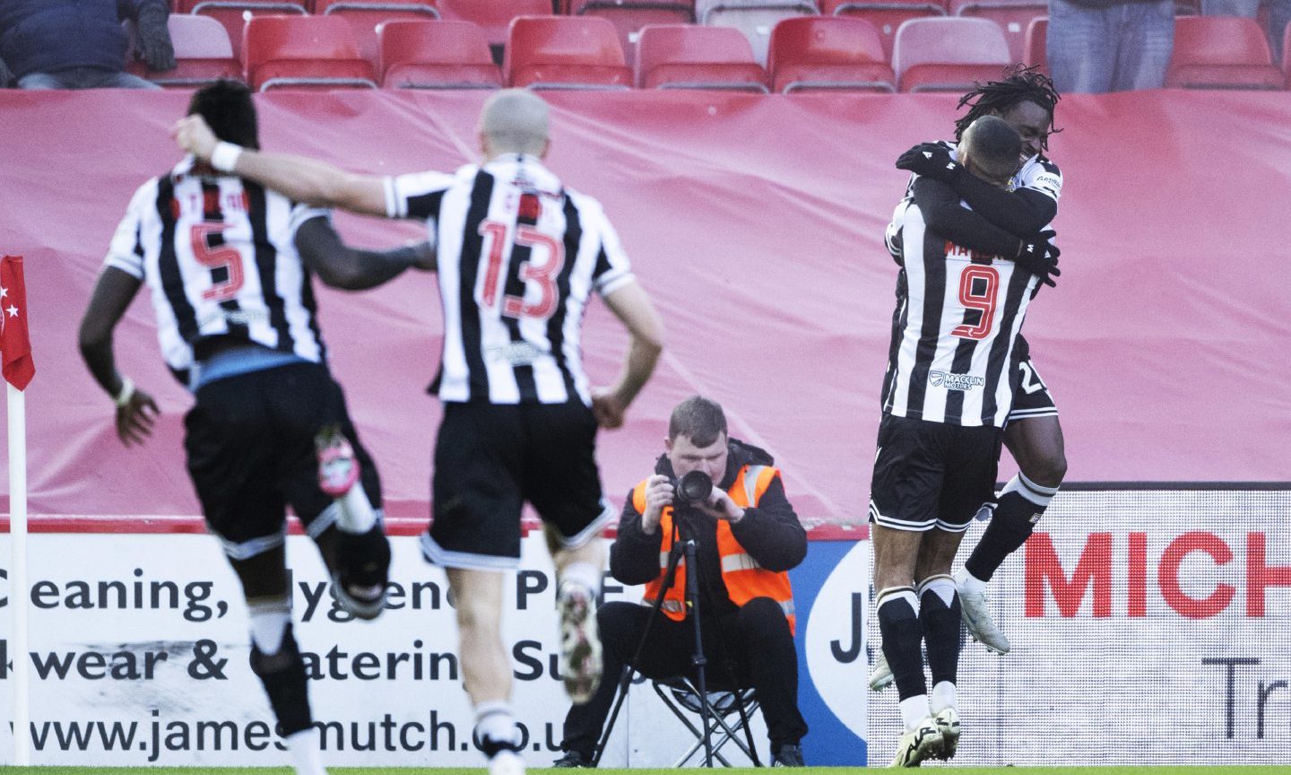 St MIrren's Toyosi Olusanya celebrates after scoring to make it 1-0 against Aberdeen. Image: SNS. 