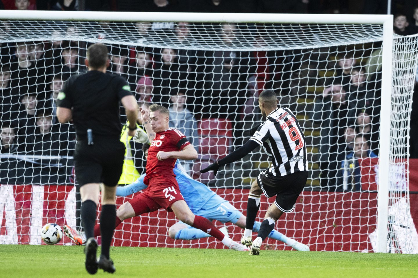 St MIrren's Mikael Mandron scores to make it 2-0 against Aberdeen at Pittodrie. Image: SNS