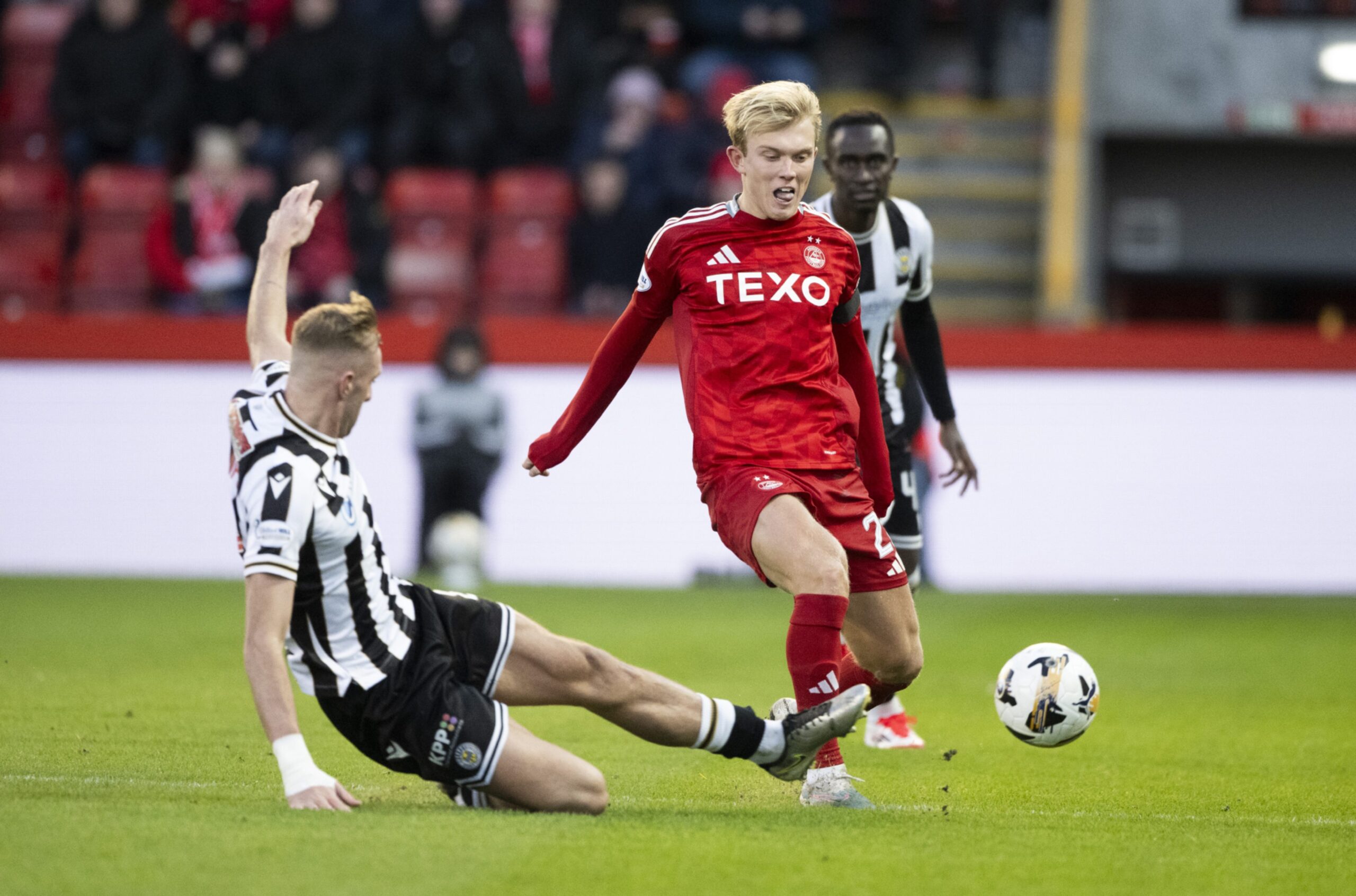 Aberdeen's Alexander Jensen and St Mirren's Killian Phillips in action. Imagre: SNS