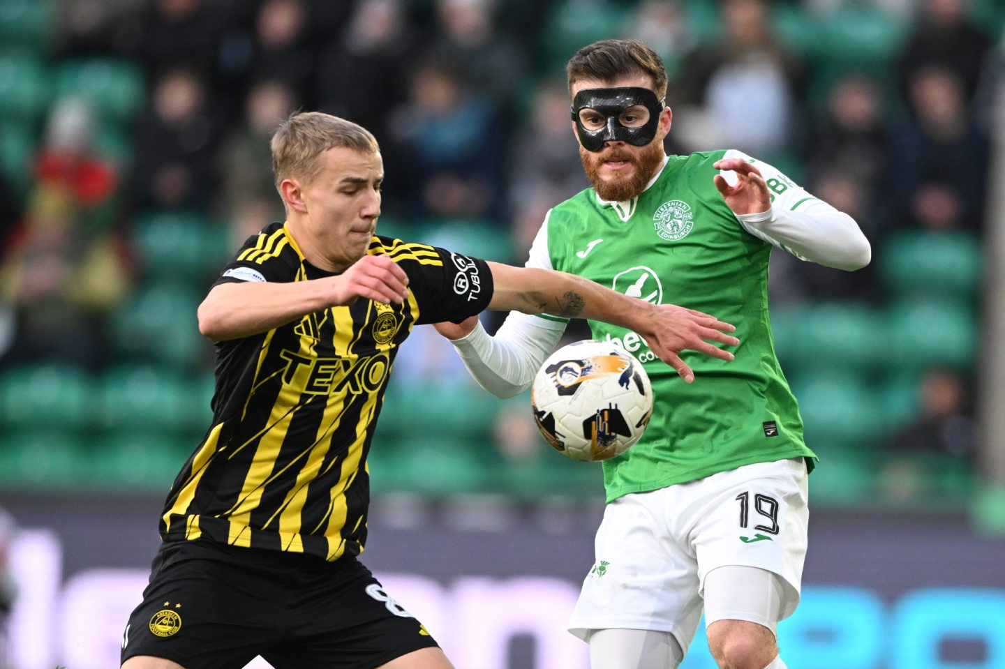 Aberdeen's Topi Keskinen (L) and Hibernian's Nicky Cadden in action at Easter Road. Image: SNS