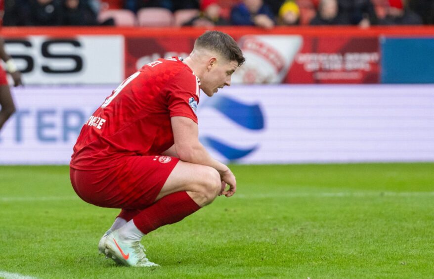 Aberdeen's Kevin Nisbet after his miss. Image: SNS.