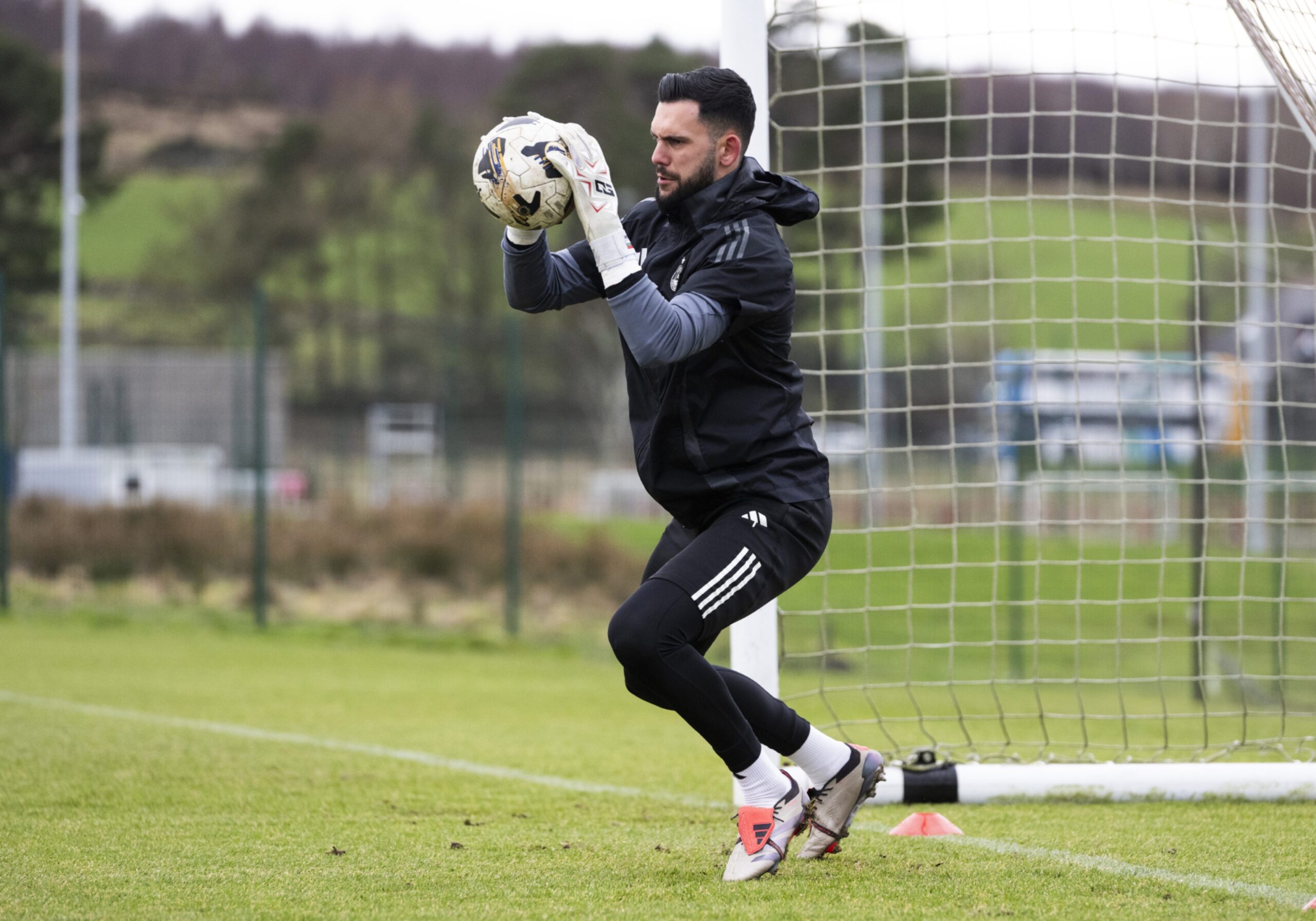 Aberdeen keeper : Dimitar Mitov during a training session at Cormack Park. Image: SNS 