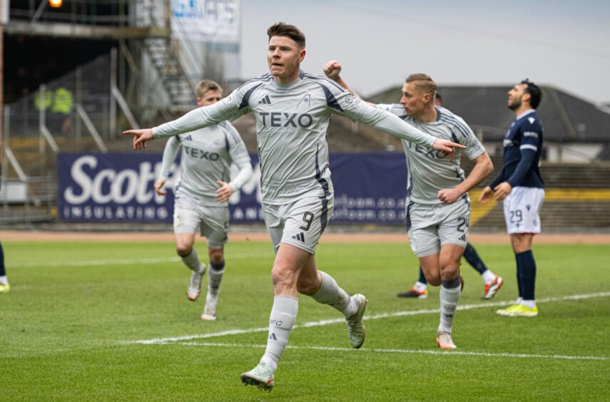 Aberdeen's Kevin Nisbet celebrates scoring to make it 1-0 against Dundee. Image: SNS