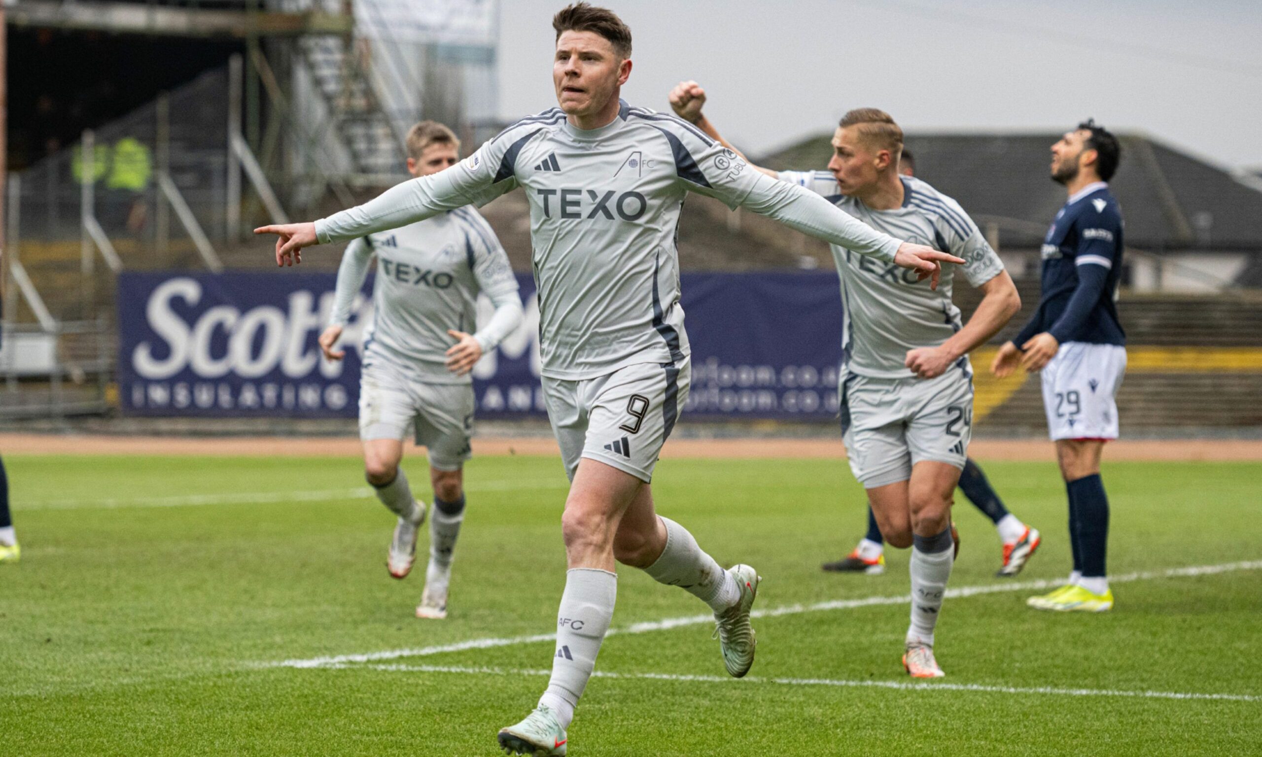 Kevin Nisbet celebrates scoring to make it 1-0 against Dundee. Image: SNS