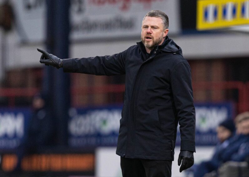 Dons boss Jimmy Thelin shouts instructions to his side at Dundee. Image: SNS