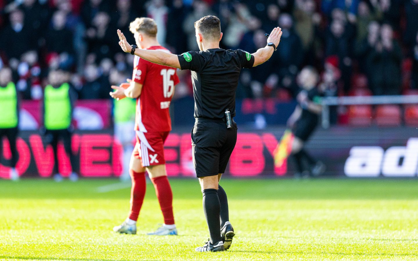 Referee Nick Walsh indicates there will be no penalty to Kilmarnock following a VAR review during the match against Aberdeen at Pittodrie. Image: SNS