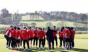 Aberdeen boss Jimmy Thelin addresses his squad during training at Cormack Park ahead of the Premiership trip to Celtic. Image: SNS