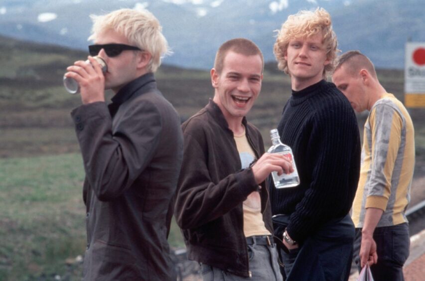 Jonny Lee Miller, Ewan McGregor, Kevin McKidd and Ewen Bremner in Trainspotting scene 