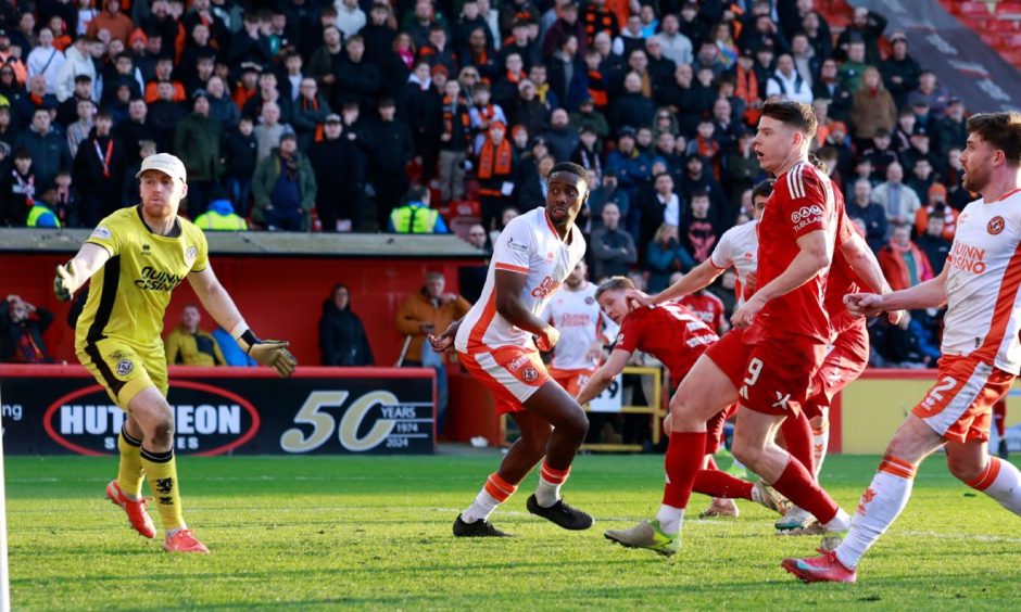 Aberdeen striker Kevin Nisbet scores to make it 2-2 against Dundee United. Image: Shutterstock