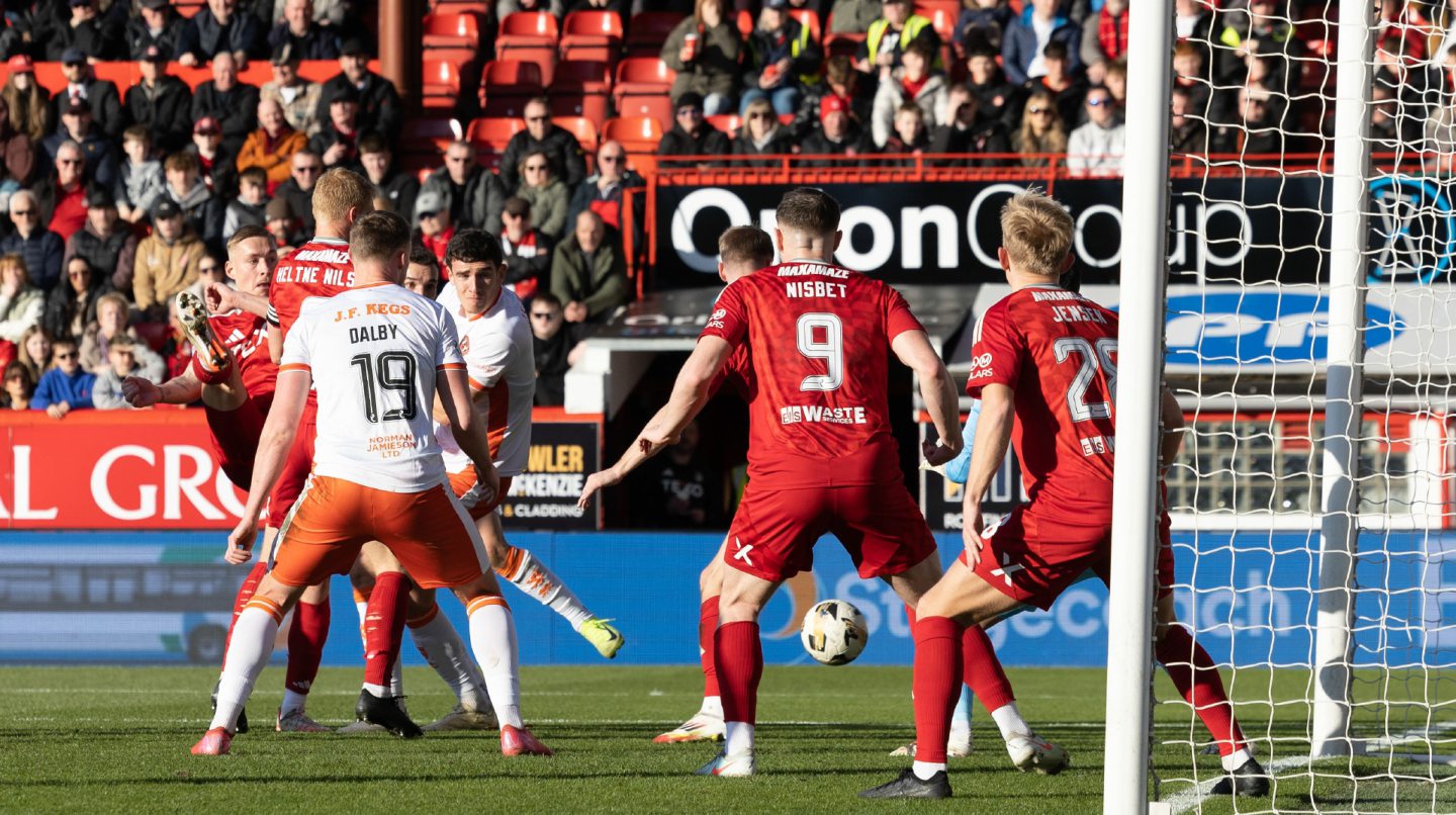  Dundee United's Vicko Sevelj scores to make it 1-0 against Aberdeen. Image: SNS 