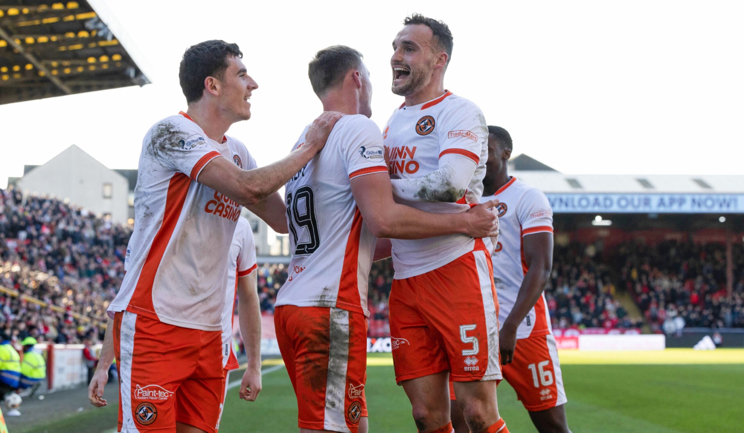 Dundee United's Sam Dalby celebrates with teammates after scoring to make it 2-0 against Aberdeen. Image: SNS 