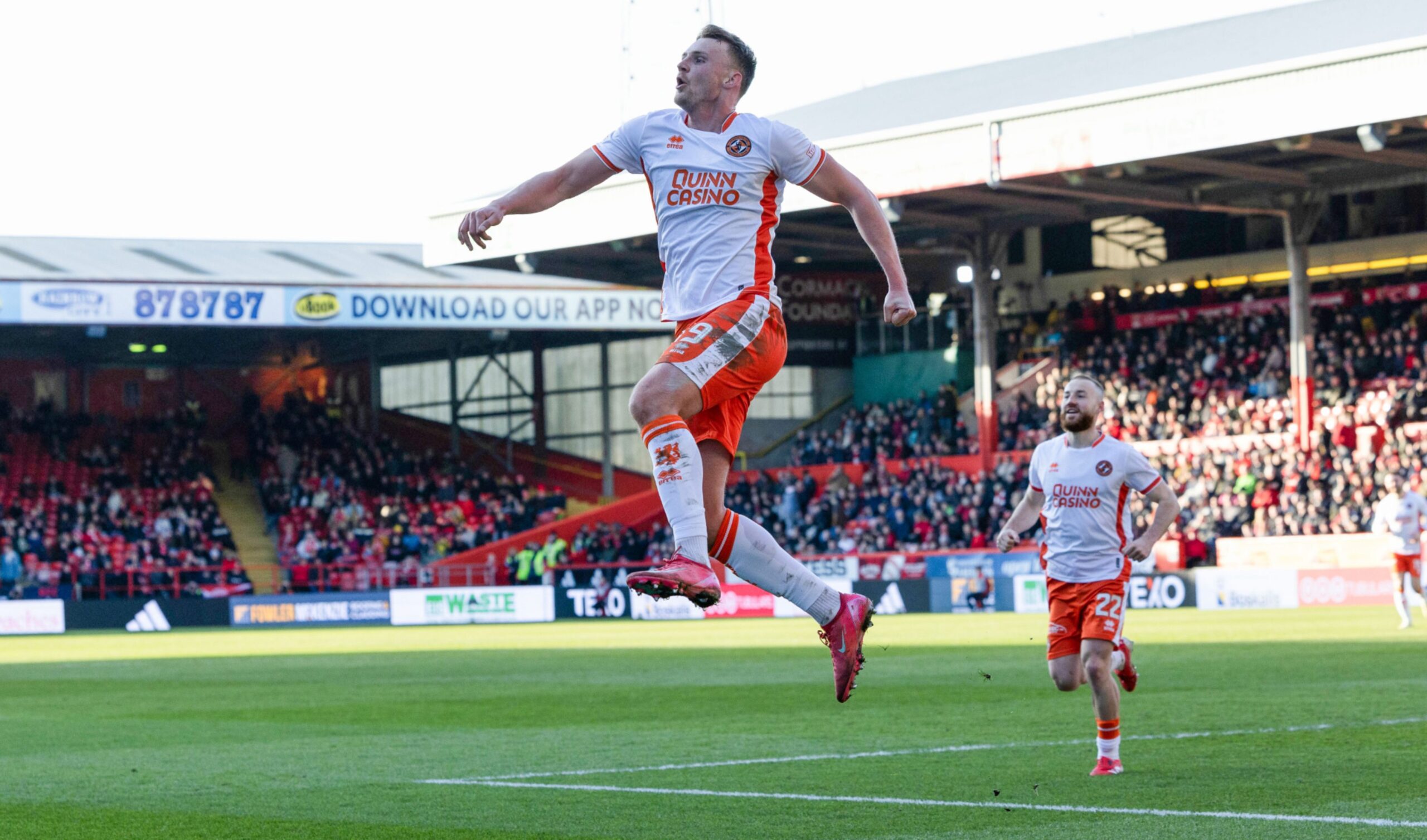 Dundee United's Sam Dalby celebrates after scoring to make it 2-0 against Aberdeen. Image: SNS 