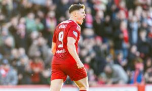 Aberdeen's Kevin Nisbet celebrates after scoring to make it 2-1 against Dundee United. Image: SNS