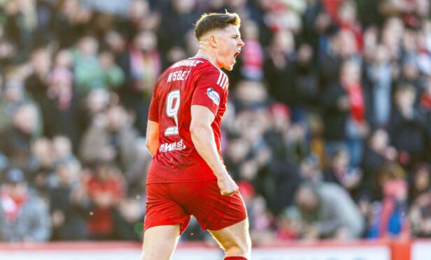 Aberdeen's Kevin Nisbet celebrates after scoring to make it 2-1 against Dundee United. Image: SNS