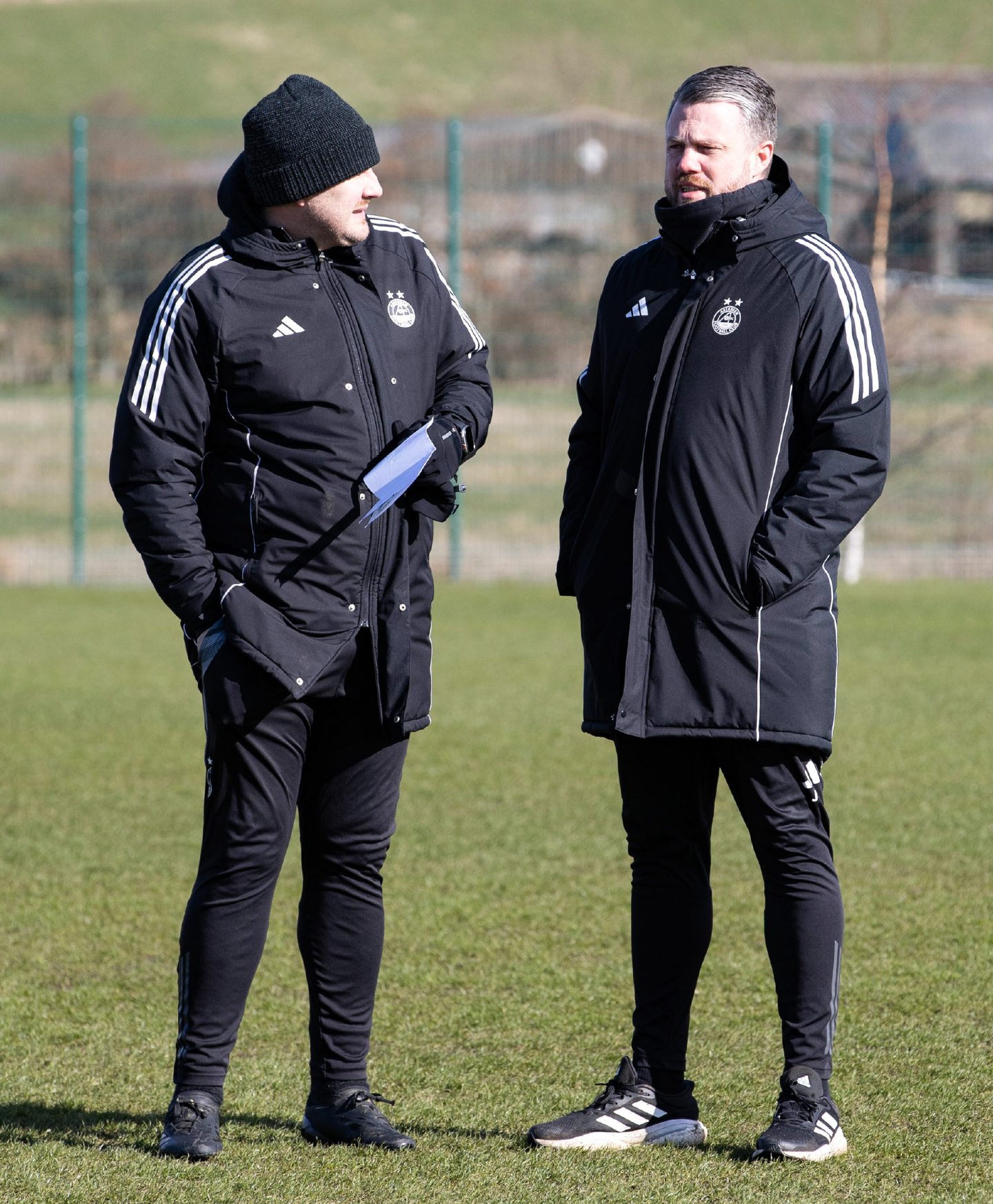 Aberdeen manager Jimmy Thelin (R) and first team coach Peter Leven during a training session at Cormack Park ahead of the St Johnstone game. Image: SNS 