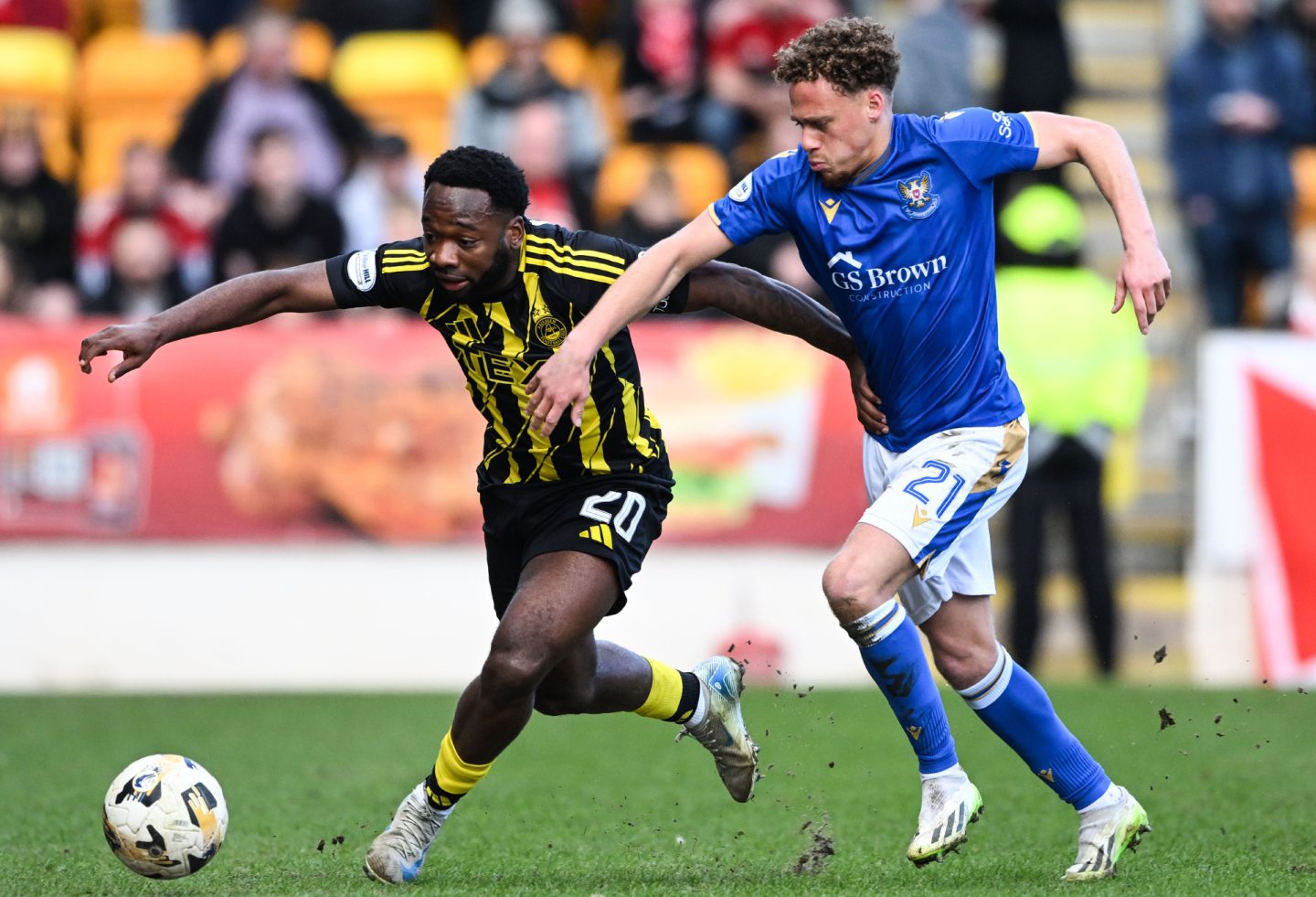 Aberdeen's Shayden Morris and St. Johnstone's Stephen Duke-McKenna in action. Image: SNS 