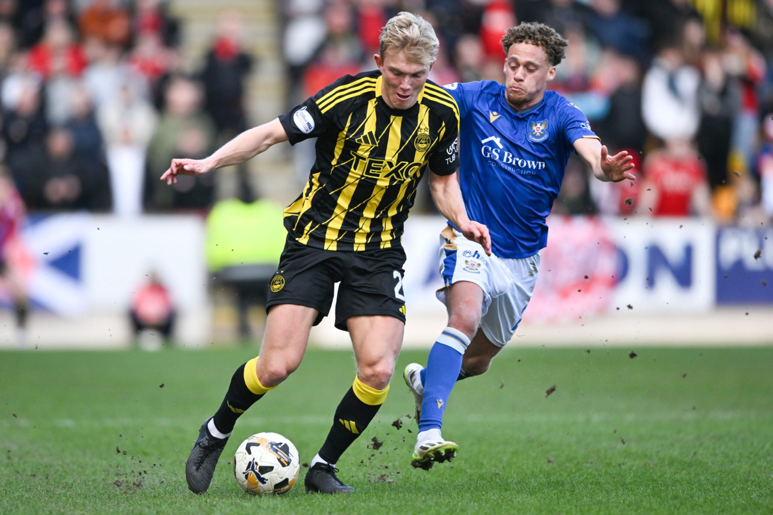 Aberdeen's Alexander Jensen holds the ball from a challenge by St. Johnstone's Stephen Duke-McKenna. Image: SNS 