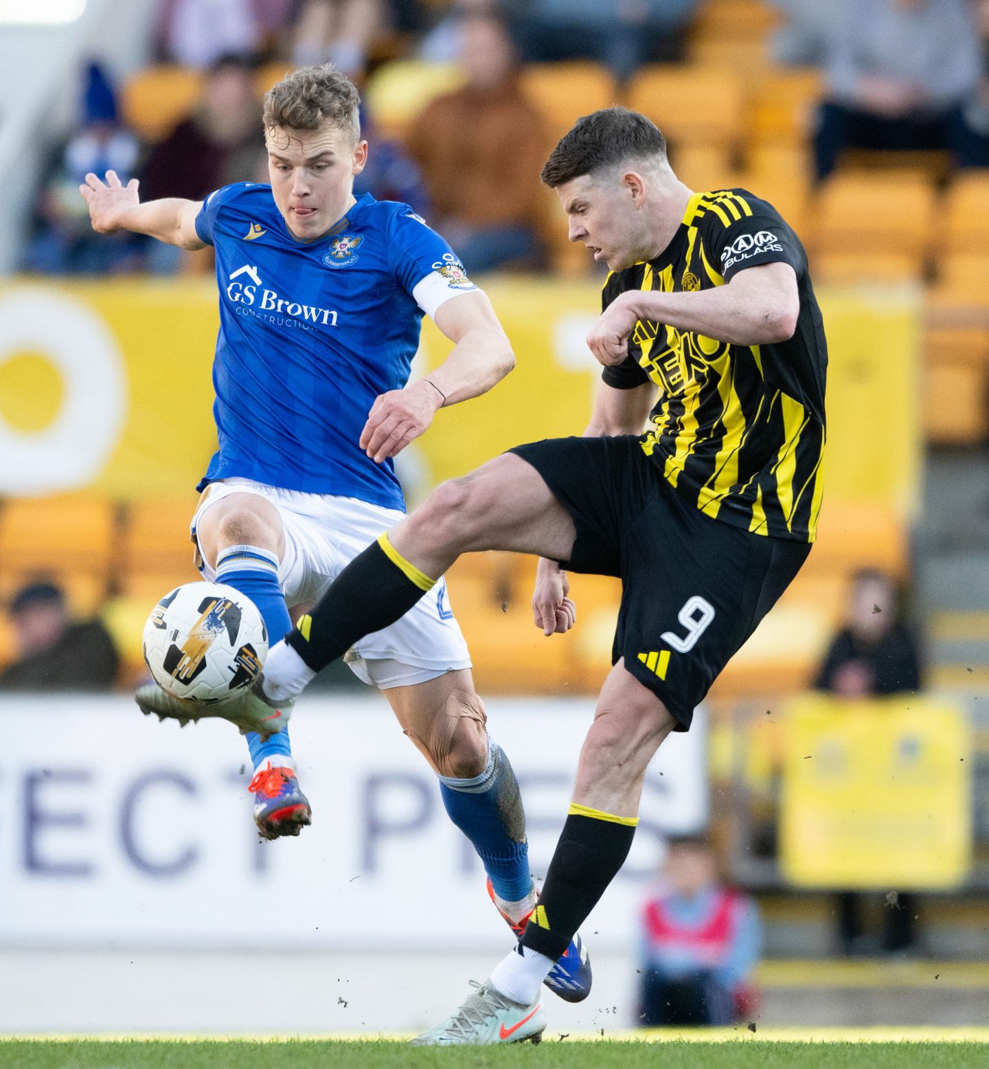 St Johnstone's Sven Sprangler (L) and Aberdeen's Kevin Nisbet in action. Image: SNS 