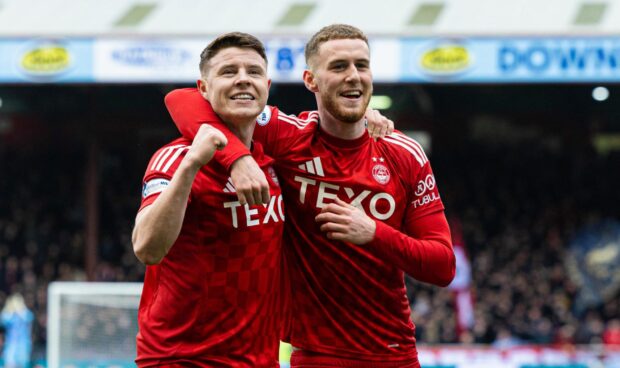 Aberdeen's Alfie Dorrington (R) and striker Kevin Nisbet. Image: SNS