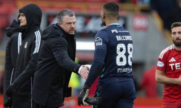 Aberdeen manager Jimmy Thelin with Motherwell goalkeeper Ellery Balcombe. Image: SNS.