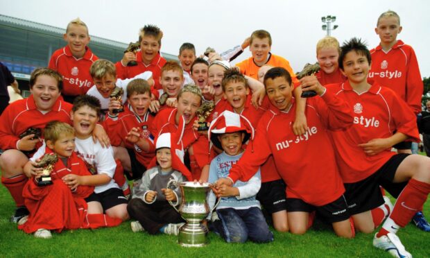 Champion Street 2006 - Final. Mastrick Reds with the trophy. 