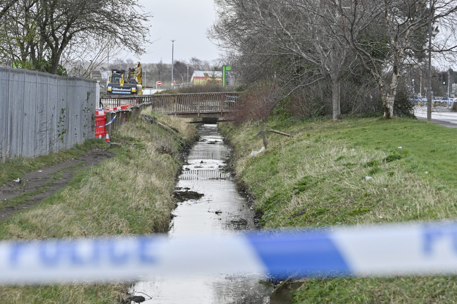 Bomb disposal officers remove 'unexploded training mortar' in Elgin