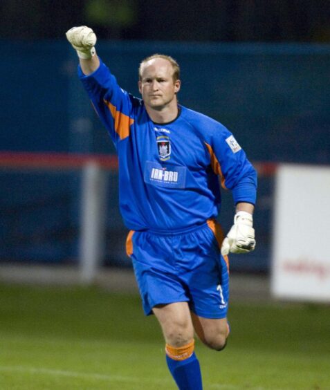 Queen's Park goalkeeper Mark Cairns celebrates his penalty goal in the shootout. Image: SNS