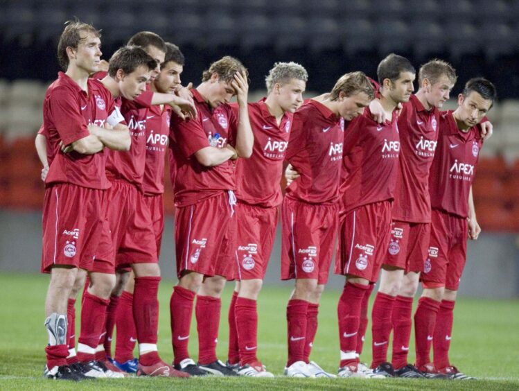 The Aberdeen squad stand dejected as they lose on penalties to Queen's Park. Image: SNS