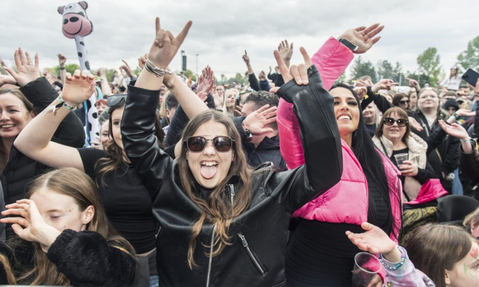 MacMoray crowd